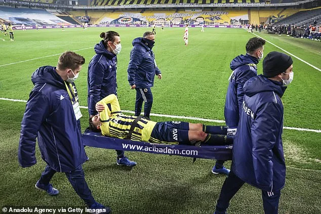 Le cauchemar d'Ozil sur Fenerbahce continue: Relâché par la permission du match