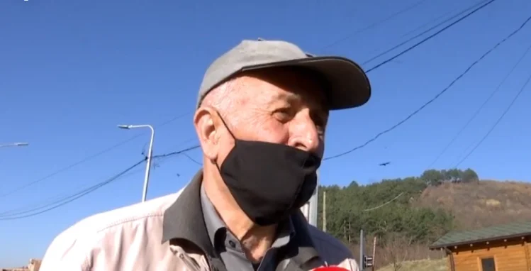 Exciting: El anciano en Digias derriba mientras habla de la muerte de su esposa