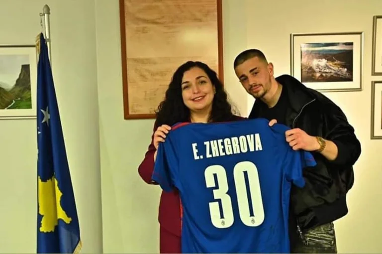 Vjosa Osmani conoce a Zegrov, le desea buena suerte en su partido, pero no comienza.