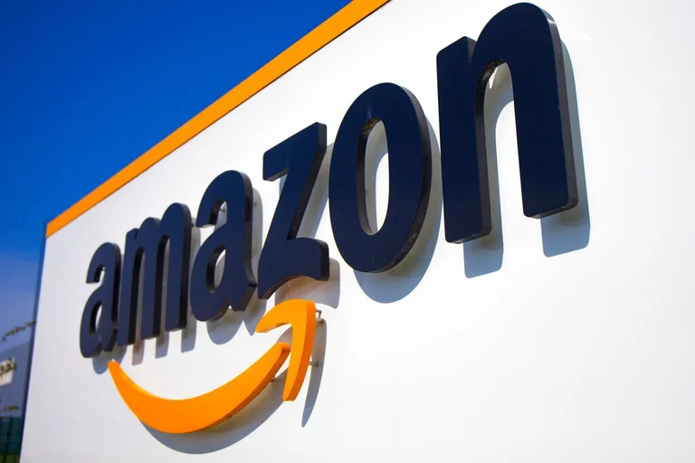 Amazon cambia el logotipo de una aplicación similar a Adolf Hitler