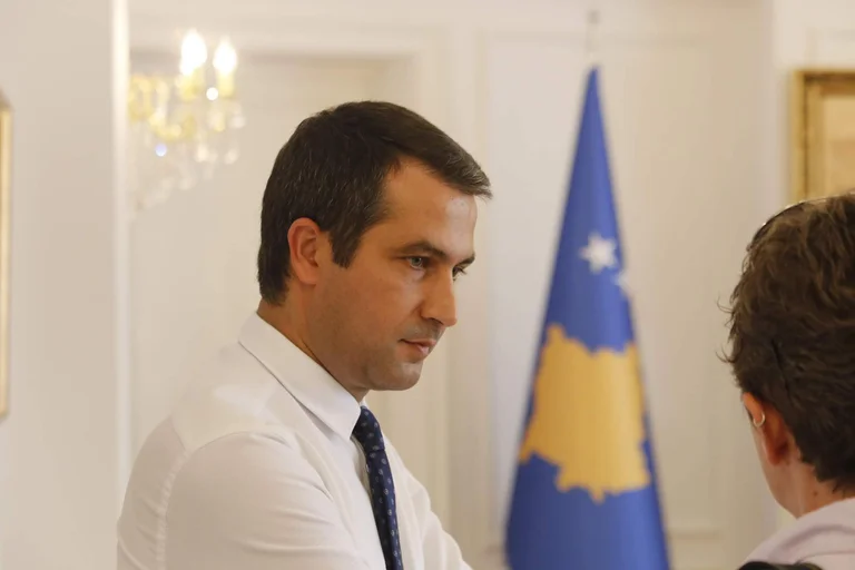 Behramay: Albin Kurti viene venduto come monarca, con i suoi duchi eletti nel circo politico dross