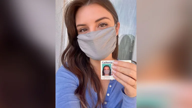 Sie nahm ein Lizenzfoto, 25-jähriges Mädchen vergessen, ihre Maske zu nehmen.