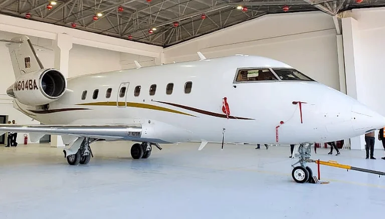 Pacolli Behgjet está hecho de granero personal para su avión