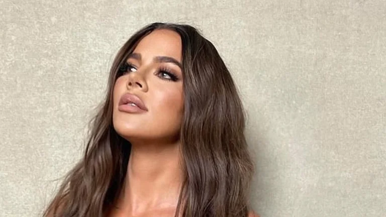 Kholoe Kardashian stellt wie ein Siren, sieht charmant mit offenem Dekollen