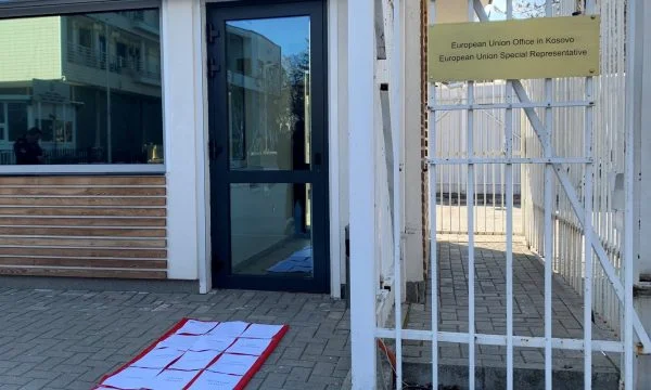 Lajcak se da la alfombra roja con los documentos necesarios para obtener una visa