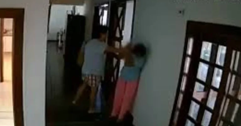 El embajador maltrata al empleado durante meses, despedido de su cargo