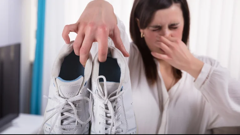 Entfernen Sie den schlechten Geruch von Schuhen