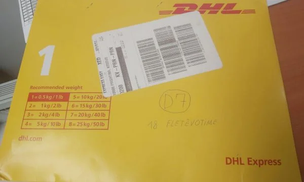 Esili inserire 84 buste di carta in un pacchetto