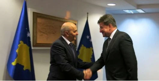 Lajcak va a la oficina y Isa Mustaf