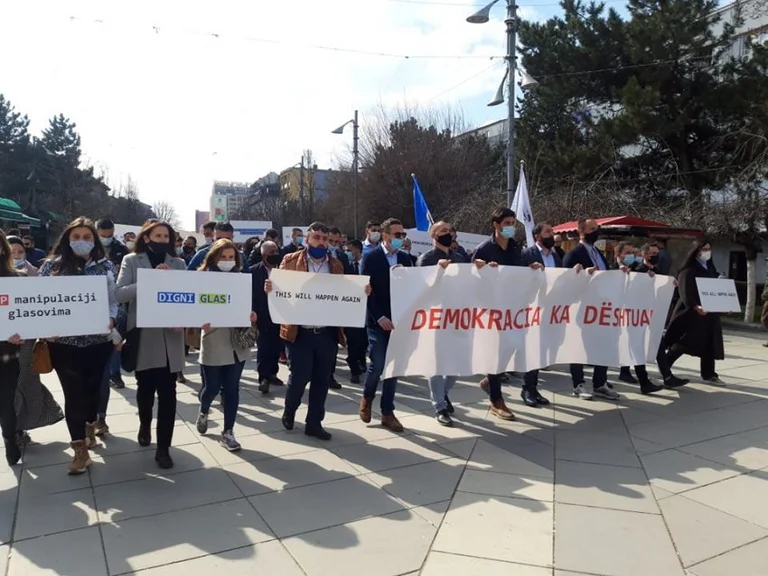 Marzo contro il sospetto di manipolazione dei voti della lista serba