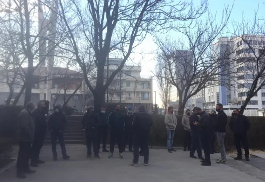Proteste vor der Gemeinde Pristina, Einwohner mehrerer Dörfer suchen öffentliche Verkehrsmittel