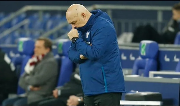 Qual e' il problema di Schalke? Sta cercando il quinto allenatore questa stagione.