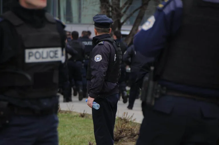 Neben dem Direktor des Sekretariats des Staatsanwalts kündigt die Polizei die Verhaftung einer anderen Person an