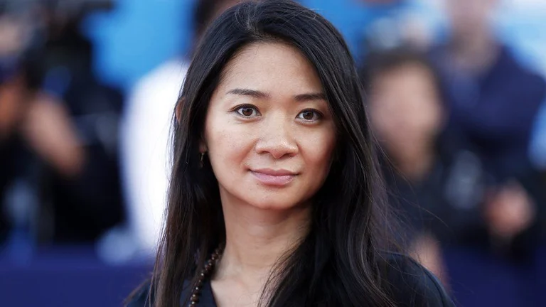 Chloe Zhao fa la storia: vince il Golden Globe con Nomadland