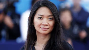 Chloé Zhao fait de l'histoire : gagne le Golden Globe Award avec Nomadland
