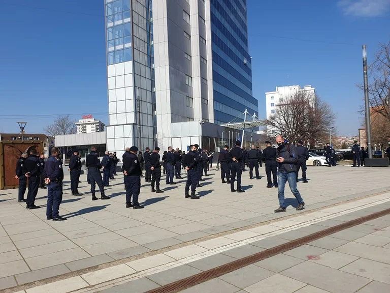 Después de la protesta, Hoti invita a representantes de la Unión del Servicio Corregido a la reunión