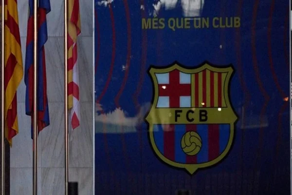 Die spanische Polizei greift Barcelona-Büros auf. Erste Details gelernt.