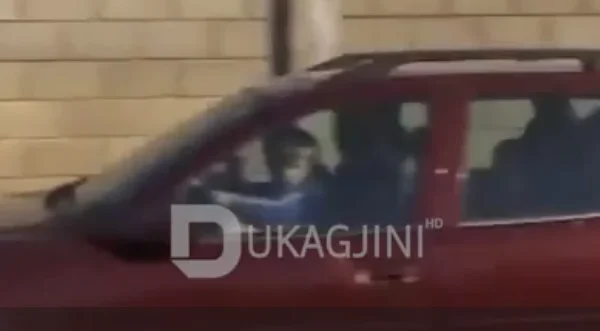 El junior de Skenderaj es atrapado por la cámara que conduce su coche a la escuela
