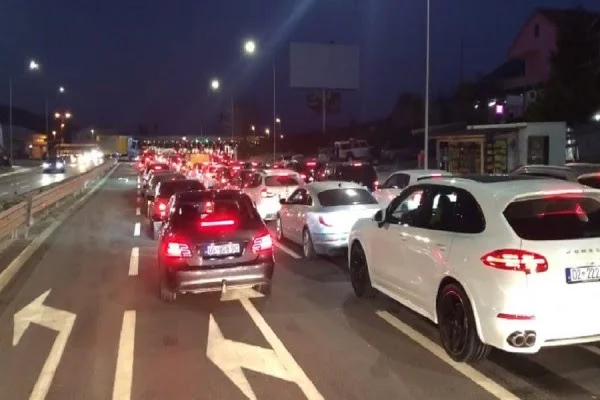 Pas de pandémie : Long rang à Morina pour retourner au Kosovo
