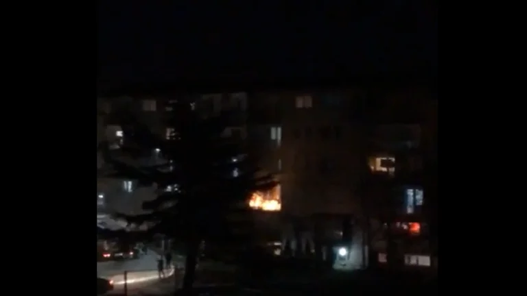 Brûlez un appartement dans le quartier.