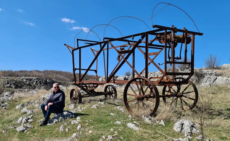 Anton Quinn mit dem Bild eines alten Wagens, hat eine Nachricht für LDK