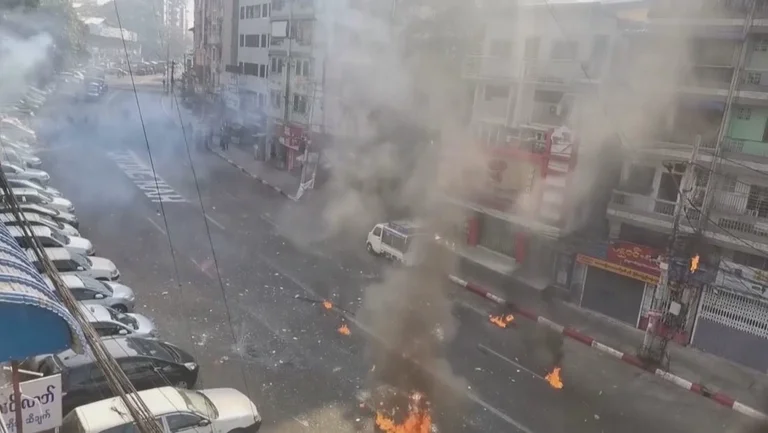 Myanmar State Fist, Polizei Shoot Protester, mindestens 10 Opfer