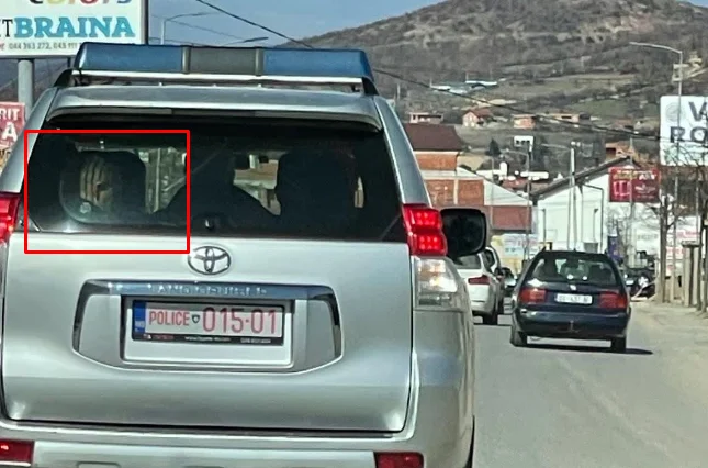 En Pristina-Podujevo, la policía de Kosovo se encuentra en el maletero