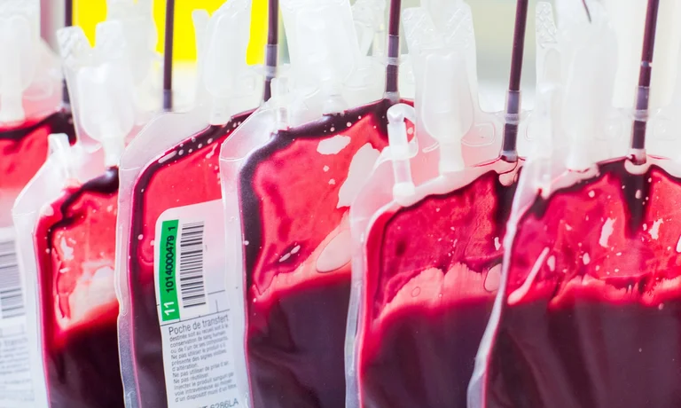 Cerca de 20 pacientes reciben plasma sanguíneo, las personas infectadas dicen que están esperando efectos