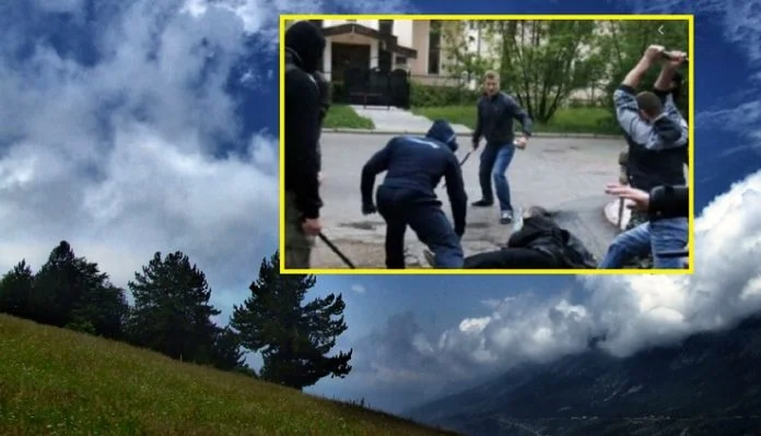 Brüder schlagen einander mit Fisten und starken Mitteln für Eigentum
