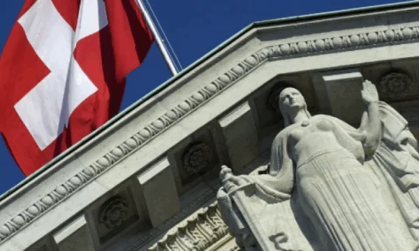 Das Gericht beginnt gegen Kosovar in der Schweiz, stahl Pakete von Privatpost, wo er arbeitete