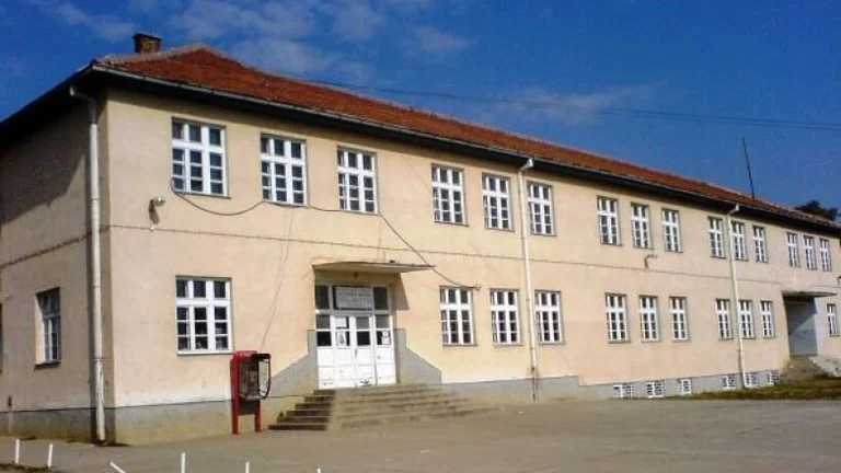 Gli studenti a Gracanica protestano per l'arresto di 7 persone che battono il figlio di Rashi
