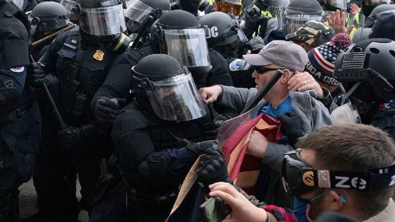 Plus de 300 accusés d'avoir agressé le Congrès américain