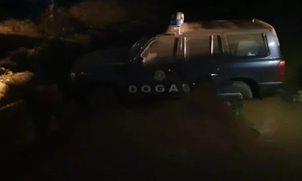 Wie in Filmen: Nach dem Schmuggler fällt Dogana Auto in den Fluss