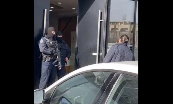 “subventions”: Le procureur dit “abuser de la tâche officielle”, l'avocat dit “s) avait à toute tâche officielle”