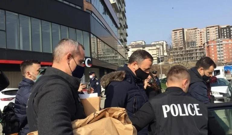 Caso 1 mes, otros dos detenidos bajo arresto domiciliario