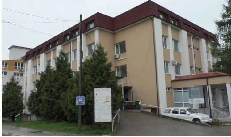 Ospedale Gjakova: Gli ospedali si stanno riempiendo. Tieniti le maschere.