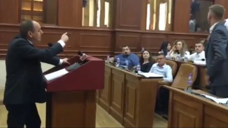 VV divise en Prizren: L'amblist de cette fête dit à Haskuca d'être un mac