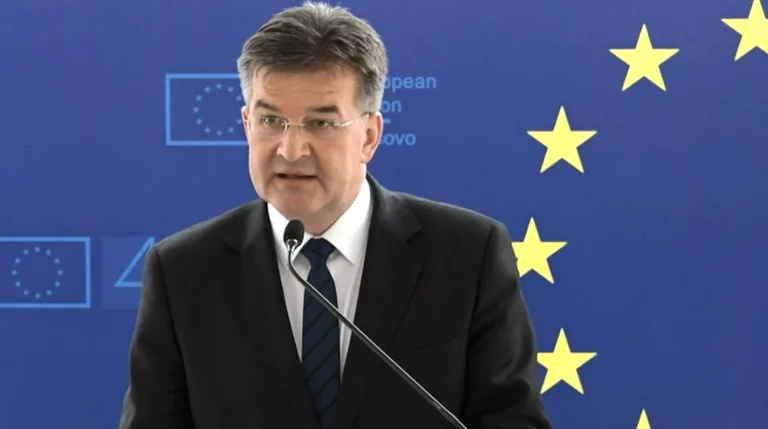 Regon Lajcak mostrando el mapa de Kosovo en su oficina: Me entendieron mal.