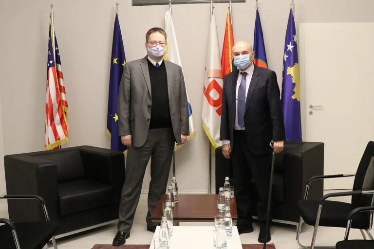 L'ambassadeur britannique publie des photos avec Isa Mustafen, montre les raisons de la visite LDK