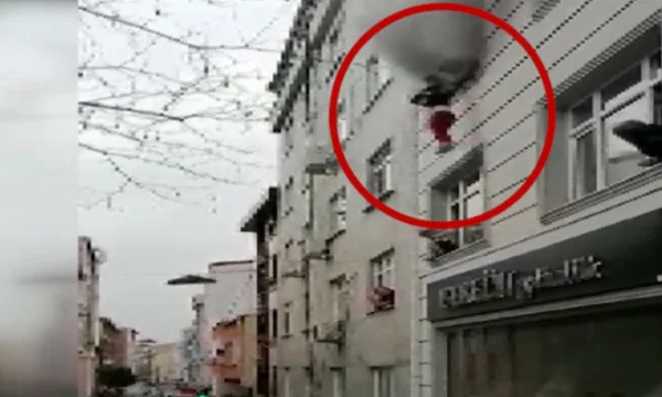 Mother throws four children out of the window fire runs through the building