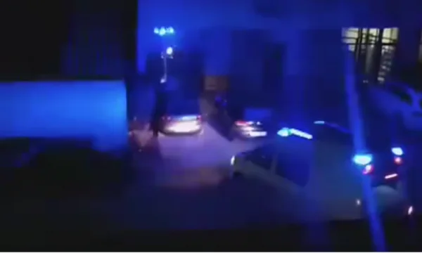 Pamje nga vendi i ngjarjes: Momenti kur ambulanca i jep ndihmën e parë gazetarit që u rrah nga tre persona