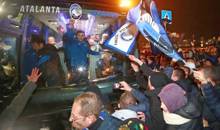 Sensacioni i Evropës, Atalanta pritet nga mijëra tifozë në rrugët e Bergamos