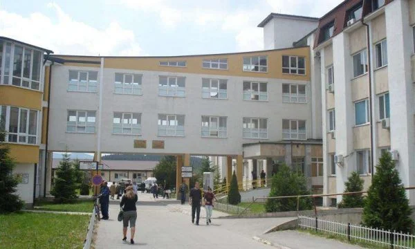 Një mjek dhe dy infermierë të Spitalit të Gjakovës të infektuar me COVID