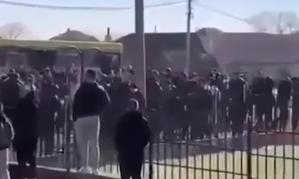 ‘Kam me ta ** nënën shqiptare’ – Sulmi fizik ndaj djalit të Nenad Rashiq ndodhi pas një të share
