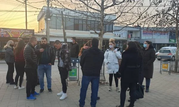 Ndodh edhe kjo: Prindërit e personave që e rrahën djalin e Rashiqit protestojnë në Graçanicë