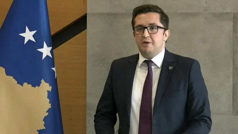 Ministri Besian Mustafa suspendon 7 zyrtarë të ministrisë: Përfshirë edhe sekretarin e përgjithshëm