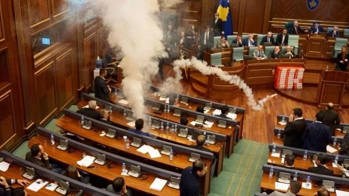 Shtyhet seanca ndaj ish-deputetit të VV-së për hedhjen e gazit lotsjellës