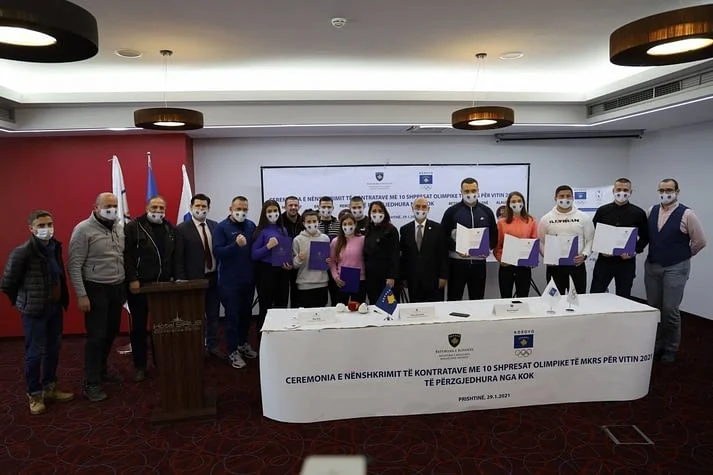 Ministrja Dumoshi ndau 10 bursat për sportistët e talentuar: Ata do të marrin nga 150 euro në muaj për një vit