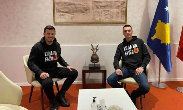 Djali i Thaçit e Veselit takohen së bashku, Endriti e quan vëlla Klestorin