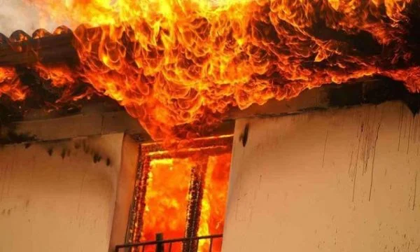 Një shtëpi përfshihet nga zjarri në qendër të Prishtinës